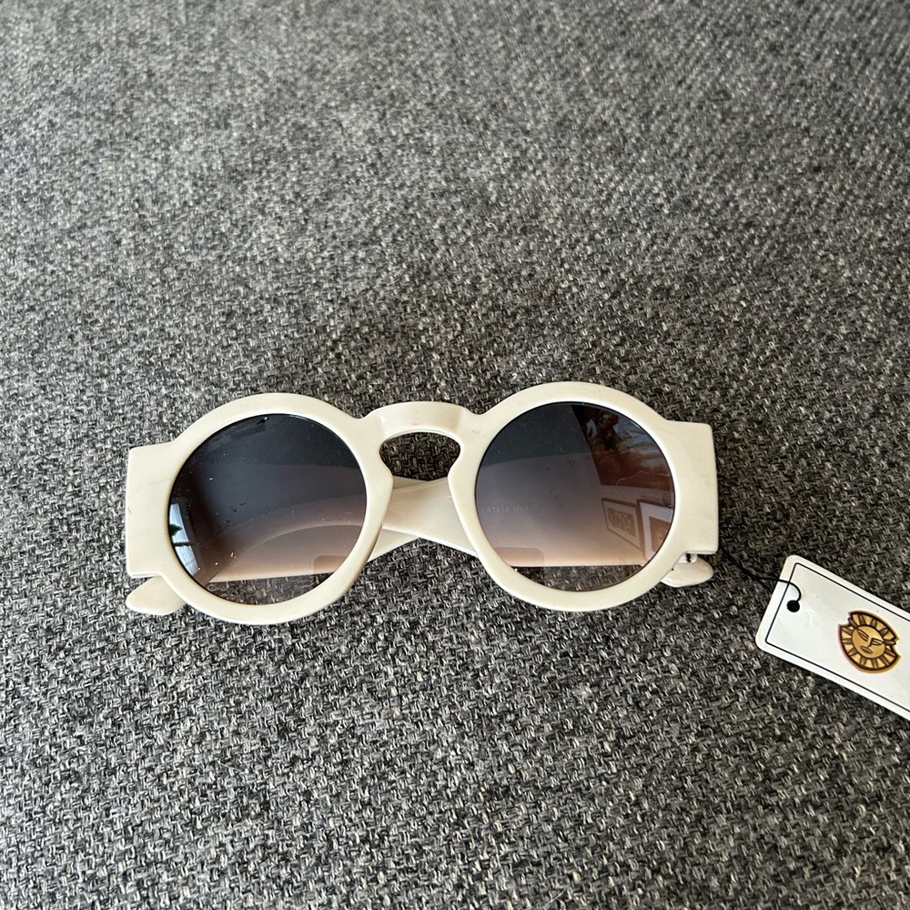 Bundle of 4 sunglasses